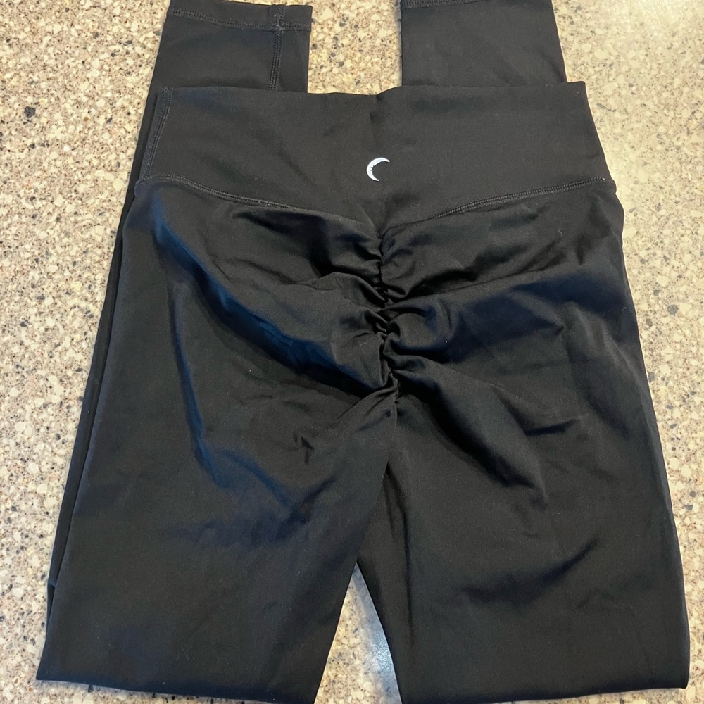 ZYIA Black High-Waist Scrunch Back Leggings